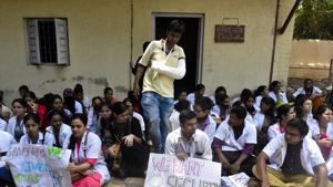 A patient walks past protesting resident doctors at JJ Hospital in Mumbai on Monday.(Anshuman Poyrekar/HT Photo) A patient walks past protesting resident doctors at JJ Hospital in Mumbai on Monday.(Anshuman Poyrekar/HT Photo)