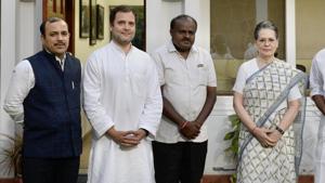 Congress president Rahul Gandhi and UPA chairperson Sonia Gandhi meet Karnataka CM-designate HD Kumaraswamy at Tughlak Lane in New Delhi.(HT Photo) Congress president Rahul Gandhi and UPA chairperson Sonia Gandhi meet Karnataka CM-designate HD Kumaraswamy at Tughlak Lane in New Delhi.(HT Photo)