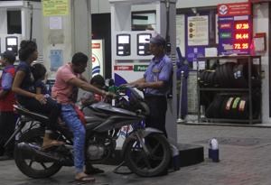 On Sunday, petrol was at ₹84.07 per litre and on Monday it increased by 0.33 paise per litre while diesel, which was selling at ₹71.94 per litre on Sunday, rose by 0.27 paise a litre.(HT Photo) On Sunday, petrol was at ₹84.07 per litre and on Monday it increased by 0.33 paise per litre while diesel, which was selling at ₹71.94 per litre on Sunday, rose by 0.27 paise a litre.(HT Photo)