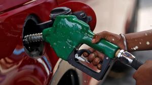 A worker holds a nozzle to pump petrol into a vehicle at a fuel station in Mumbai, India, May 21, 2018.(REUTERS) A worker holds a nozzle to pump petrol into a vehicle at a fuel station in Mumbai, India, May 21, 2018.(REUTERS)