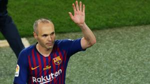 Barcelona captain Andres Iniesta lifted a ninth Liga title after his side beat Real Sociedad 1-0 on Sunday in an emotional final game at the Nou Camp.(REUTERS) Barcelona captain Andres Iniesta lifted a ninth Liga title after his side beat Real Sociedad 1-0 on Sunday in an emotional final game at the Nou Camp.(REUTERS)