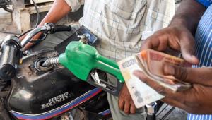 People queue up at a petrol station in Kothrud in Pune on Monday.(Sanket Wankhade/HT Photo) People queue up at a petrol station in Kothrud in Pune on Monday.(Sanket Wankhade/HT Photo)