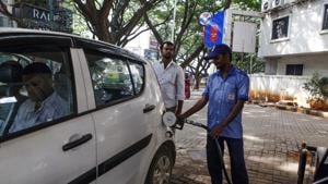 An attendant refuels a vehicle at a Hindustan Petroleum Corp. gas station in Bengaluru.(Lakshmi Samyukta/Bloomberg) An attendant refuels a vehicle at a Hindustan Petroleum Corp. gas station in Bengaluru.(Lakshmi Samyukta/Bloomberg)