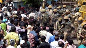 Police personnel tackle a crowd as agitators demand closure of Vedanta's Sterlite Copper unit in Tuticorin, Tamil Nadu, May 22(HT) Police personnel tackle a crowd as agitators demand closure of Vedanta's Sterlite Copper unit in Tuticorin, Tamil Nadu, May 22(HT)