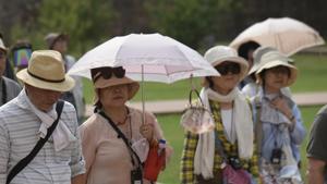 Tourists walk under umbrellas to protect themselves from scorching heat as they visit Humayun's Tomb, in New Delhi, on Tuesday.(Vipin Kumar/HT Photo) Tourists walk under umbrellas to protect themselves from scorching heat as they visit Humayun's Tomb, in New Delhi, on Tuesday.(Vipin Kumar/HT Photo)