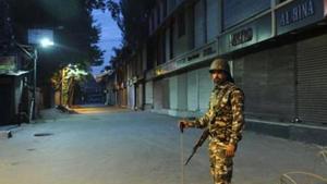 A paramilitary soldier stands guard during curfew in Srinagar. A J&K police report blames distraction caused by the use of smartphones by police personnel for spike in weapon-snatching incidents in the Valley.(Waseem Andrabi/HT File Photo) A paramilitary soldier stands guard during curfew in Srinagar. A J&K police report blames distraction caused by the use of smartphones by police personnel for spike in weapon-snatching incidents in the Valley.(Waseem Andrabi/HT File Photo)