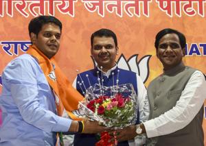 Niranjan Davkhare, joined the Bharatiya Janata Party (BJP) in presence of CM Devendra Fadnavis and BJP Maharashtra President Raosaheb Danve on May 24(HT Photo) Niranjan Davkhare, joined the Bharatiya Janata Party (BJP) in presence of CM Devendra Fadnavis and BJP Maharashtra President Raosaheb Danve on May 24(HT Photo)