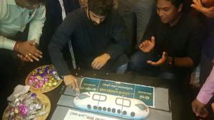 Amit Thackeray cut the bullet train cake on his 26th birthday on Thursday.(Photo courtesy: MNS) Amit Thackeray cut the bullet train cake on his 26th birthday on Thursday.(Photo courtesy: MNS)