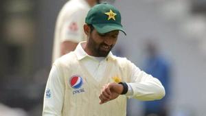 Pakistan cricket team player Asad Shafiq was seen wearing a smart watch during the first Test against England on Friday.(Twitter) Pakistan cricket team player Asad Shafiq was seen wearing a smart watch during the first Test against England on Friday.(Twitter)