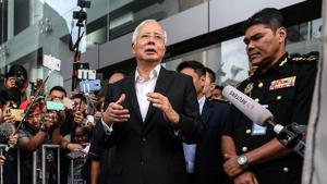 Malaysia's former prime minister Najib Razak speaks to the media after being questioned at the Malaysian Anti-Corruption Commission office in Putrajaya on May 24, 2018.(AFP photo) Malaysia's former prime minister Najib Razak speaks to the media after being questioned at the Malaysian Anti-Corruption Commission office in Putrajaya on May 24, 2018.(AFP photo)