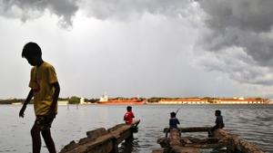 While Lakshadweep, Kerala, Tamil Nadu, Puducherry and Karnataka saw the skies open up, heat-wave conditions are very likely to persist over parts of northwest and central India for next the 34 days.(REUTERS) While Lakshadweep, Kerala, Tamil Nadu, Puducherry and Karnataka saw the skies open up, heat-wave conditions are very likely to persist over parts of northwest and central India for next the 34 days.(REUTERS)