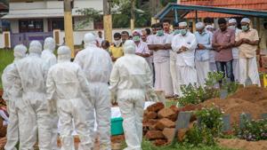 Relatives and hospital officals wear safety masks as they perform the last rites of a Nipah virus victim at a graveyrad in Kozhikode.(PTI Photo) Relatives and hospital officals wear safety masks as they perform the last rites of a Nipah virus victim at a graveyrad in Kozhikode.(PTI Photo)