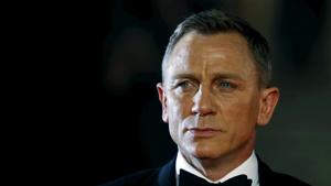 Daniel Craig poses for photographers as he attends the world premiere of the new James Bond 007 film Spectre at the Royal Albert Hall in London.(REUTERS)