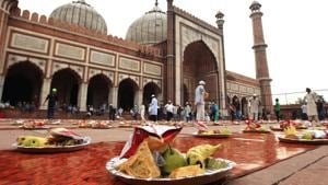 Ramzan diet: For sehri, you should eat nuts soacked in water overnight. Follow it with juice or milk along with fruits.(Ajay Aggarwal/HT Photo) Ramzan diet: For sehri, you should eat nuts soacked in water overnight. Follow it with juice or milk along with fruits.(Ajay Aggarwal/HT Photo)