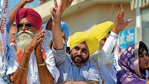 Sangrur MP Bhagwant Mann with party candidate Rattan Singh Kakkarwal (left) during a road show in Shahkot.(Pardeep Pandit/HT) Sangrur MP Bhagwant Mann with party candidate Rattan Singh Kakkarwal (left) during a road show in Shahkot.(Pardeep Pandit/HT)