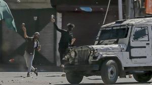 Kashmiri protesters throw rocks and bricks at a police vehicle in Srinagar on May 25, 2018.(AP) Kashmiri protesters throw rocks and bricks at a police vehicle in Srinagar on May 25, 2018.(AP)