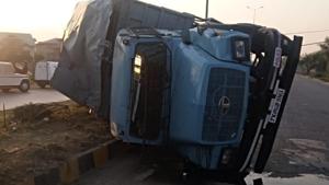 A CRPF vehicle turned turtle after its driver lost control near the Bemina headquarter of the paramilitary force.(ANI Photo/Twitter) A CRPF vehicle turned turtle after its driver lost control near the Bemina headquarter of the paramilitary force.(ANI Photo/Twitter)