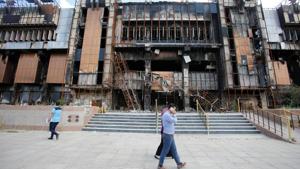 Iraqi students walk near a building of the central Library of the University of Mosul, in Mosul, Iraq May 14, 2018. Picture taken May 14, 2018.(REUTERS)