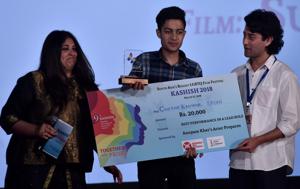 Chetan Kanwar (centre) won an award for playing the lead in Pashi, on the last day of the film festival, on Sunday.(Anshuman Poyrekar/HT)