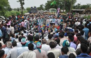 Farmers take part in a condolance meeting for police firing victims organised as part of Kisan Mukti Yatra, in Gudbheli near Pipalya Mandi , Madhya Pradesh, India.(Mujeeb Faruqui/HT Photo) Farmers take part in a condolance meeting for police firing victims organised as part of Kisan Mukti Yatra, in Gudbheli near Pipalya Mandi , Madhya Pradesh, India.(Mujeeb Faruqui/HT Photo)