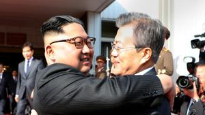South Korean President Moon Jae-in (right) bids farewell to North Korean leader Kim Jong Un as he leaves after their summit at the truce village of Panmunjom, North Korea, on Saturday.(Reuters photo) South Korean President Moon Jae-in (right) bids farewell to North Korean leader Kim Jong Un as he leaves after their summit at the truce village of Panmunjom, North Korea, on Saturday.(Reuters photo)