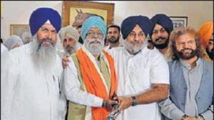 Brij Bhupinder Lalli with SAD leaders.(HT Photo) Brij Bhupinder Lalli with SAD leaders.(HT Photo)