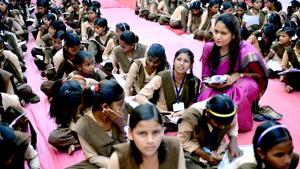 Sirohi district panchayat head Payal Parasrampuria interacts with students.(HT File) Sirohi district panchayat head Payal Parasrampuria interacts with students.(HT File)