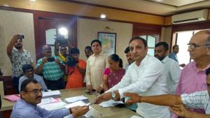 Congress leader Sachin Sawant hands over the complaint to Palghar collector Dr Prashant Narnaware on Sunday.(HT) Congress leader Sachin Sawant hands over the complaint to Palghar collector Dr Prashant Narnaware on Sunday.(HT)