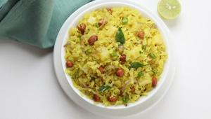 Weight loss diet: You could consider having poha for breakfast.(Shutterstock) Weight loss diet: You could consider having poha for breakfast.(Shutterstock)
