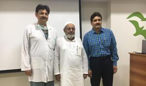 Abdul Gani with doctors from Zen Multispecialty Hospital, Chembur.(HT photo) Abdul Gani with doctors from Zen Multispecialty Hospital, Chembur.(HT photo)