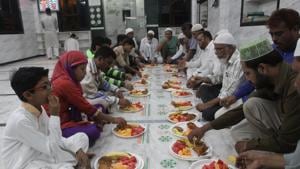 Hindus and Muslims share the iftar meal at Furqan Masjid in Mumbra on Sunday.(Praful angurde/HT) Hindus and Muslims share the iftar meal at Furqan Masjid in Mumbra on Sunday.(Praful angurde/HT)