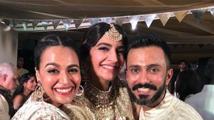 Swara Bhaskar, Sonam Kapoor and Anand Ahuja cuddle up for a perfect picture.(Instagram) Swara Bhaskar, Sonam Kapoor and Anand Ahuja cuddle up for a perfect picture.(Instagram)