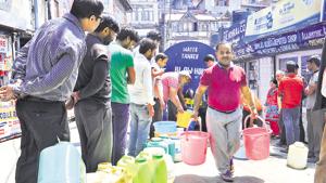 Residents wait in queue to fill buckets and cans with water from a tanker at Lower Bazaar in Shimla on Tuesday.(Deepak Sansta/ HT Photo) Residents wait in queue to fill buckets and cans with water from a tanker at Lower Bazaar in Shimla on Tuesday.(Deepak Sansta/ HT Photo)