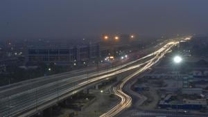 Traffic seen on national highway at NH24 in New Delhi, India.(Sanchit Khanna/HT PHOTO)