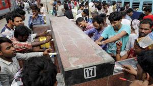 Passengers drinking water on the platform at a railway station as temperatures continue to soar, in Allahabad.(PTI File Photo) Passengers drinking water on the platform at a railway station as temperatures continue to soar, in Allahabad.(PTI File Photo)