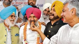 PPCC chief Sunil Jakhar offers a laddoo to winning Congress candidate Hardev Singh Ladi in Jalandhar as local bodies minister Navjot Singh Sidhu and party MLA Rana Gurjit Singh look on.(Pardeep Pandit/HT) PPCC chief Sunil Jakhar offers a laddoo to winning Congress candidate Hardev Singh Ladi in Jalandhar as local bodies minister Navjot Singh Sidhu and party MLA Rana Gurjit Singh look on.(Pardeep Pandit/HT)