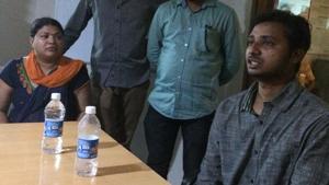 Rajiv Kumar Singh, who works in HCL Noida, speaks after he was rescued from kidnappers from Ghaziabad on Friday morning.(HT PHOTO) Rajiv Kumar Singh, who works in HCL Noida, speaks after he was rescued from kidnappers from Ghaziabad on Friday morning.(HT PHOTO)