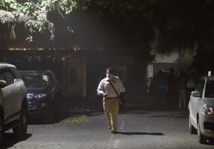New Delhi: brought the maximum temperature down from 42 degrees Celsius at 8:30 pm to 35 degree Celsius at 9 pm(Sonu Mehta/HT PHOTO) New Delhi: brought the maximum temperature down from 42 degrees Celsius at 8:30 pm to 35 degree Celsius at 9 pm(Sonu Mehta/HT PHOTO)