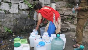 Residents wait to collect drinking water as the city faces water shortage in Shimla on May 31.(AFP Photo) Residents wait to collect drinking water as the city faces water shortage in Shimla on May 31.(AFP Photo)