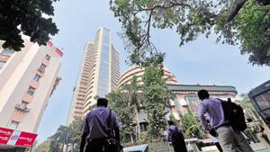 Weakness in banking stocks offset gains in auto despite robust GDP numbers for the January-March quarter amid sustained foreign fund outflows.(Aniruddha Chowdhury/Mint) Weakness in banking stocks offset gains in auto despite robust GDP numbers for the January-March quarter amid sustained foreign fund outflows.(Aniruddha Chowdhury/Mint)
