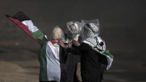Palestinian women wear plastic bags on their heads as a protection from teargas during a protest at the Gaza Strip's border with Israel, Friday, June 1, 2018.(AP Photo) Palestinian women wear plastic bags on their heads as a protection from teargas during a protest at the Gaza Strip's border with Israel, Friday, June 1, 2018.(AP Photo)