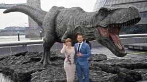 Cast members Chris Pratt and Bryce Dallas Howard pose in front of a model dinosaur during a photocall to promote the forthcoming film Jurassic World: Fallen Kingdom in London.(REUTERS) Cast members Chris Pratt and Bryce Dallas Howard pose in front of a model dinosaur during a photocall to promote the forthcoming film Jurassic World: Fallen Kingdom in London.(REUTERS)
