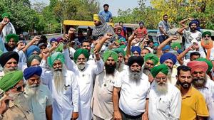 Farmers protest over government policies and diesel prices, in Jalandhar on Friday.(Pardeep Pandit/HT) Farmers protest over government policies and diesel prices, in Jalandhar on Friday.(Pardeep Pandit/HT)