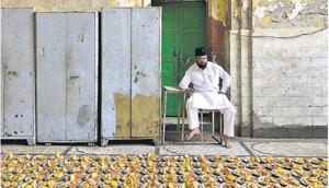 Hundreds congregate in the courtyard just outside the Jamaat Khana mosque to break their fast during the holy month of Ramzan.(HT photo) Hundreds congregate in the courtyard just outside the Jamaat Khana mosque to break their fast during the holy month of Ramzan.(HT photo)