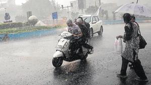 The pre-monsoon showers caught pedestrians and motorists off guard at PCMC and many had to go home drenched in the rain after work.(HT PHOTO) The pre-monsoon showers caught pedestrians and motorists off guard at PCMC and many had to go home drenched in the rain after work.(HT PHOTO)