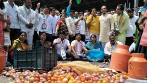 Farmers protest by spilling milk and vegetables at Khed Shivapur in Pune on Friday.(HT Photo) Farmers protest by spilling milk and vegetables at Khed Shivapur in Pune on Friday.(HT Photo)