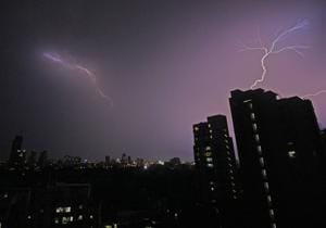 Lightning strikes Mumbai skyline on Saturday.(HT Photo) Lightning strikes Mumbai skyline on Saturday.(HT Photo)