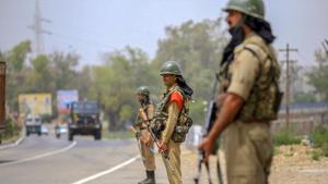 CRPF personnel keep vigil on Jammu-Srinagar National Highway, ahead of Prime Minister Narendra Modi's visit, near Nagrota in Jammu on Thursday.(PTI Photo) CRPF personnel keep vigil on Jammu-Srinagar National Highway, ahead of Prime Minister Narendra Modi's visit, near Nagrota in Jammu on Thursday.(PTI Photo)