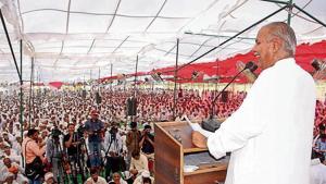 All India Jat Aarakshan Sangharsh Samiti chief Yashpal Malik addressing a rally at Jassia village.(Manoj Dhaka/HT) All India Jat Aarakshan Sangharsh Samiti chief Yashpal Malik addressing a rally at Jassia village.(Manoj Dhaka/HT)