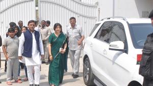 Former Uttar Pradesh chief minister and Samajwadi Party chief Akhilesh Yadav and his wife Dimple Yadav (Kannauj MP) leave the government bungalow on 4 Vikramaditya Marg in Lucknow on Saturday.(Subhankar Chakraborty/HT PHOTO) Former Uttar Pradesh chief minister and Samajwadi Party chief Akhilesh Yadav and his wife Dimple Yadav (Kannauj MP) leave the government bungalow on 4 Vikramaditya Marg in Lucknow on Saturday.(Subhankar Chakraborty/HT PHOTO)
